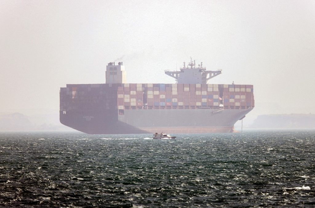Un carguero iraní está fondeado frente a Bandar Abbas, cerca de la costa iraní. Amirhossein KHORGOOEI / ISNA / AFP