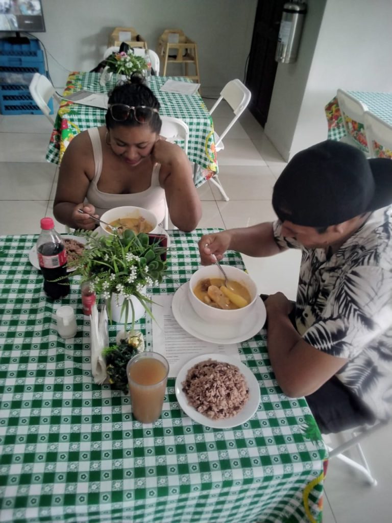 Clientes de Casa Miskita degustan algunos de los platillos que ofrecen