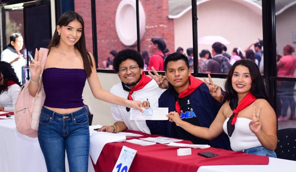Becas económicas que la dictadura entrega a estudiantes de universidades públicas. Universidad Casimiro Sotelo