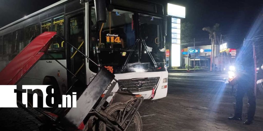 Conductor de la ruta 114 protagoniza accidente con una caponera en Carretera Norte. El chofer del vehículo liviano murió. Foto: Canal 8.