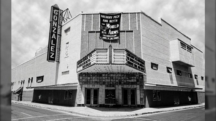 Así lucía el cine o teatro González en las horas previas a su inauguración, en septiembre de 1953. LA PRENSA/ CORTESÍA/ RESTAURADA CON IA