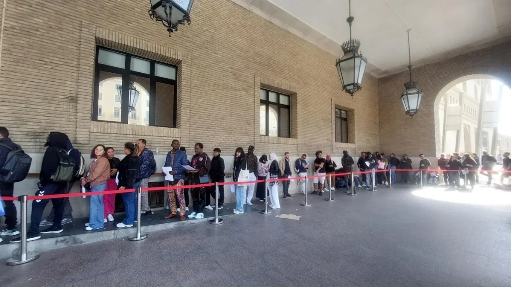 Regularización de migrantes en España