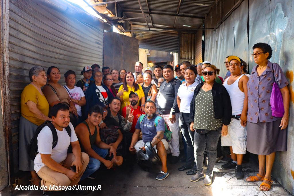 Comerciantes afectados por el incendio que arrasó 41 tramos del mercado Ernesto Fernández de Masaya asistieron a entrega de sitio. Foto: Alcaldía de Masaya. 