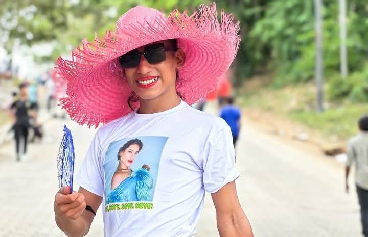 La Reina Mengueña, una mujer trans de 26 años, aparece en un recorrido popular en su municipio natal. Foto: La Reina Mengueña/Facebook.