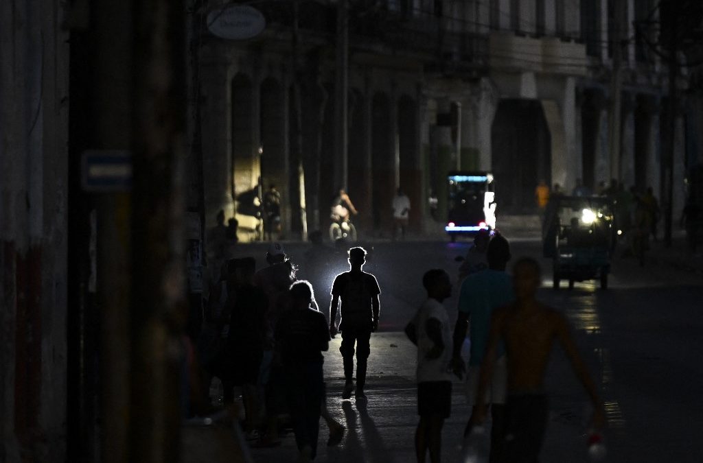 Una calle de La Habana a oscuras la noche del miercoles 13 de mayo. AFP