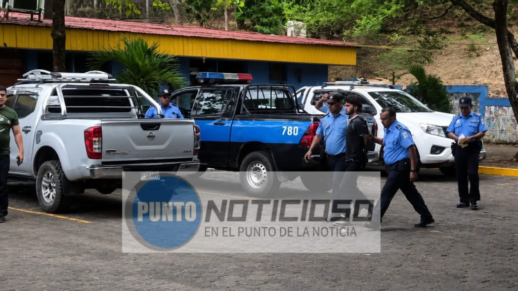 Policía traslada al presunto asesino de la Reina Mengueña a la estación en Juigalpa. Foto: Punto Noticioso TV/Facebook.