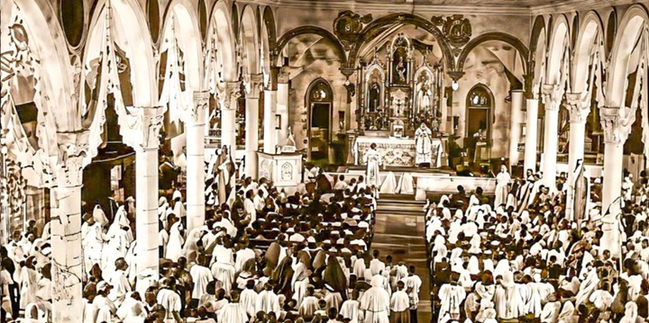 La misa que se realizó en la iglesia Santo Domingo de Managua, cuando por primera vez se celebró el Día de la Madre en Nicaragua, el 10 de mayo de 1938. LA PRENSA/ ARCHIVO/ RESTAURADA CON IA