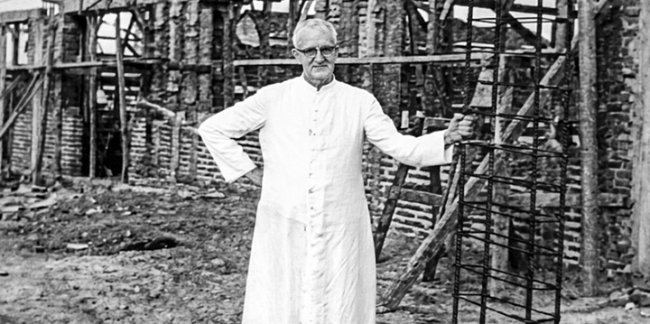 Al padre Roque Iriarte le correspondió celebrar la primera misa en Nicaragua en honor a las madres nicaragüenses, el 10 de mayo de 1938, en la iglesia Santo Domingo de Managua. LA PRENSA/ REDES SOCIALES/ RESTAURADA CON IA