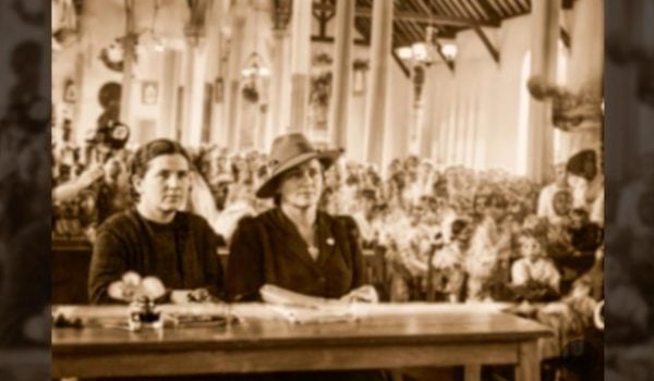 La entonces primera dama Salvadora Debayle, de sombrero, en la misa que se celebró en la iglesia Santo Domingo de Managua el primer Día de la Madre en Nicaragua. Debayle no tuvo que ver en la idea del festejo, sino hasta que fue invitada a ser parte del comité organizador. LA PRENSA/ ARCHIVO/ RESTAURADA CON IA