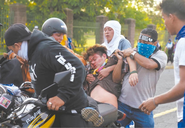La dictadura de Daniel Ortega y Rosario Murillo empañó la fecha del Día de la Madre, cuando sus paramilitares asesinaron a 19 jóvenes el 30 de mayo de 2018. En la imagen, el joven Jonathan Morazán, asesinado ese día cuando miles de personas marchaban en Managua para solidarizarse con las madres que habían perdido a sus hijos a manos de los paramilitares de los Ortega Murillo. LA PRENSA/ ARCHIVO