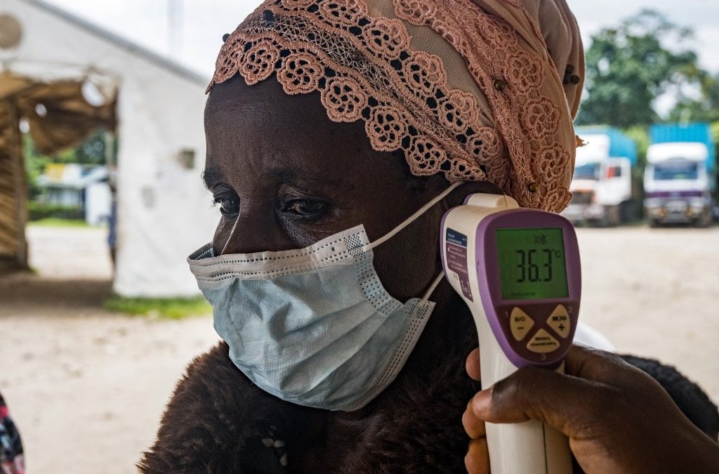 Las autoridades llevan a cabo controles sanitarios en un cruce fronterizo entre la República Democrática del Congo y Uganda. Badru Katumba / AFP