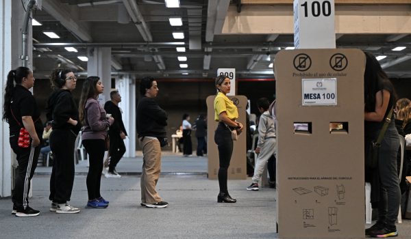 Los colombianos salieron este domingo 31 de mayo pacíficamente a las urnas. AFP