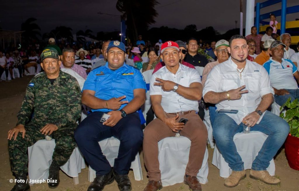 Representante de la empresa Constructora Romali Sociedad Anónima, de camisa blanca, posando junto a la Policía y el Ejército de Nicaragua en entrega de sitio para la "construcción y mejoras de infraestructura urbanística para el desarrollo municipal de Cárdenas". Foto: Tomada de redes sociales de la empresa Romali.