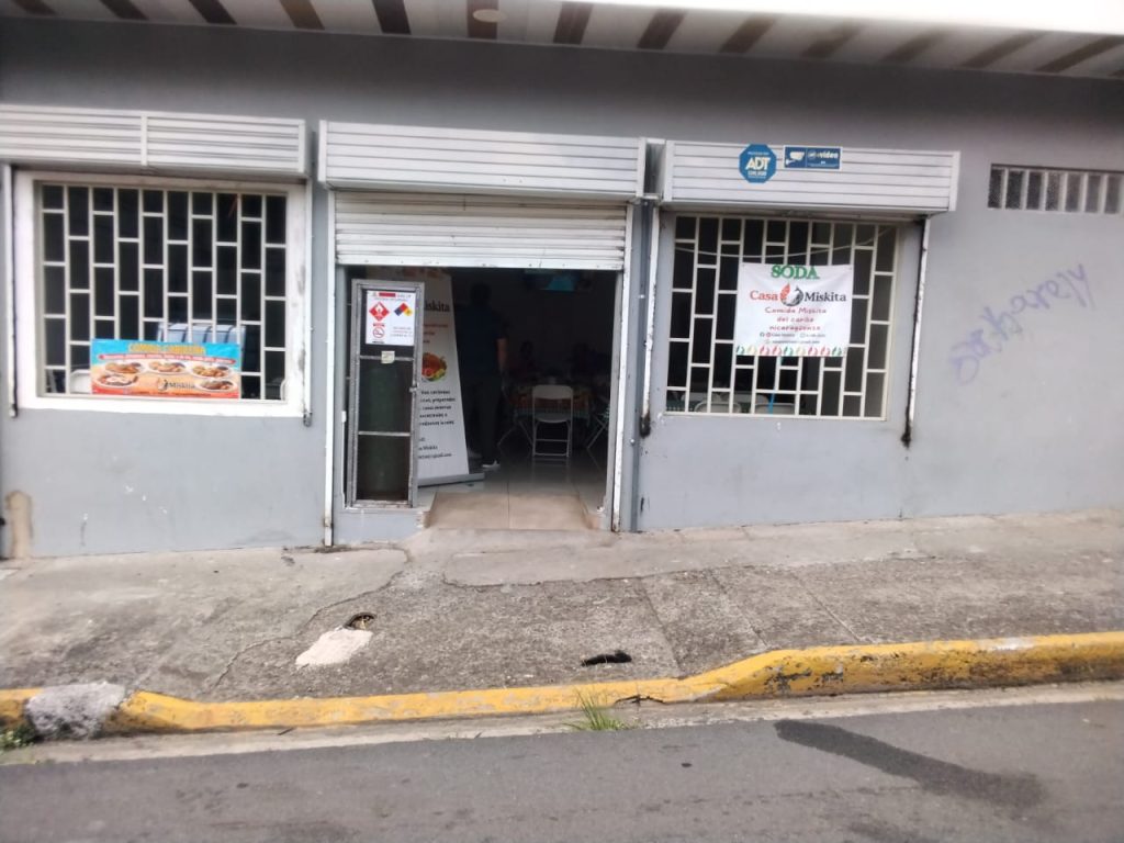 Casa Miskita está ubicada del Parque Central, esquina de la Catedral, 600 metros al norte y 25 metros al este. Desde la Catedral, son 6 cuadras.