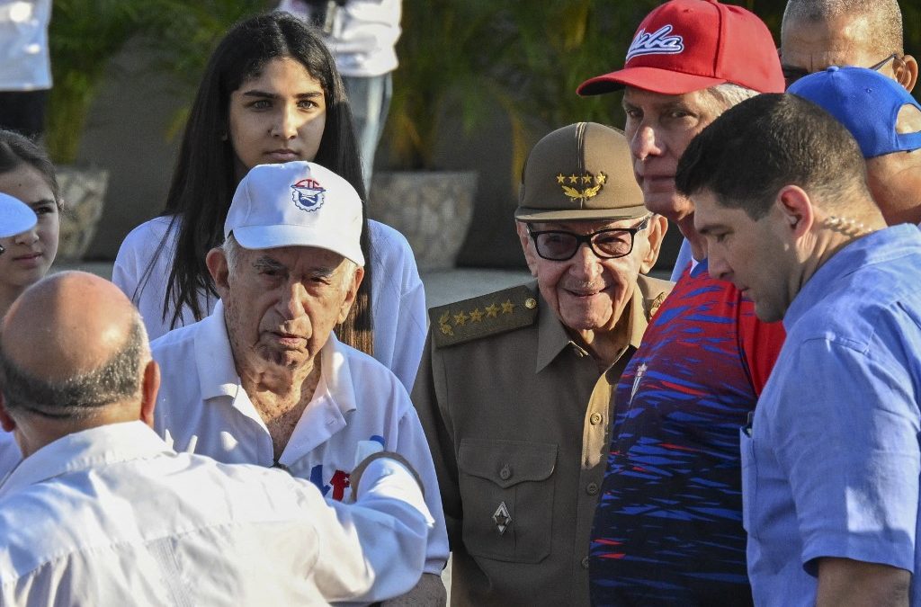 El presidente de Cuba, Miguel Díaz-Canel (2.º por la derecha), el expresidente Raúl Castro (3.º por la derecha) y el exvicepresidente José Ramón Machado Ventura (izquierda) asisten a una manifestación del Primero de Mayo en Cuba. AFP/YAMIL LAGE