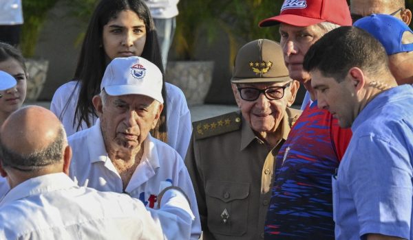 El presidente de Cuba, Miguel Díaz-Canel (2.º por la derecha), el expresidente Raúl Castro (3.º por la derecha) y el exvicepresidente José Ramón Machado Ventura (izquierda) asisten a una manifestación del Primero de Mayo en Cuba. AFP/YAMIL LAGE