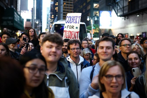 Un grupo de seguidores espera con la esperanza de ver a Stephen Colbert a las afueras del Teatro Ed Sullivan tras la grabación del último episodio de "The Late Show" en Nueva York, el 21 de mayo de 2026. CHARLY TRIBALLEAU / AFP