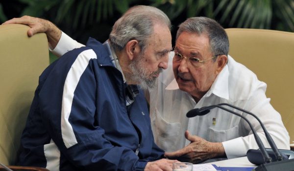 Fidel y Raúl Castro Ruz, los comandantes históricos de la revolución de Cuba