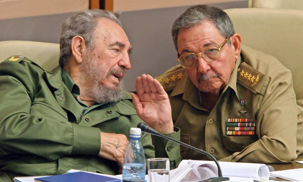 (ARCHIVO) El presidente cubano Fidel Castro (izq.) y su hermano Raúl Castro, ministro de las Fuerzas Armadas Revolucionarias, conversan durante la última sesión del Parlamento cubano en La Habana el 23 de diciembre de 2003. El Departamento de Justicia de Estados Unidos acusó el 20 de mayo de 2026 al exmandatario cubano Raúl Castro, de 94 años, por el derribo en 1996 de aeronaves civiles tripuladas por críticos del Estado comunista. (Foto de ADALBERTO ROQUE / AFP)
