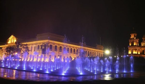 Fuente luminosa ubicada en Plaza Soberanía, en Managua. Foto: Tomada de Viajeros Nicaragua.