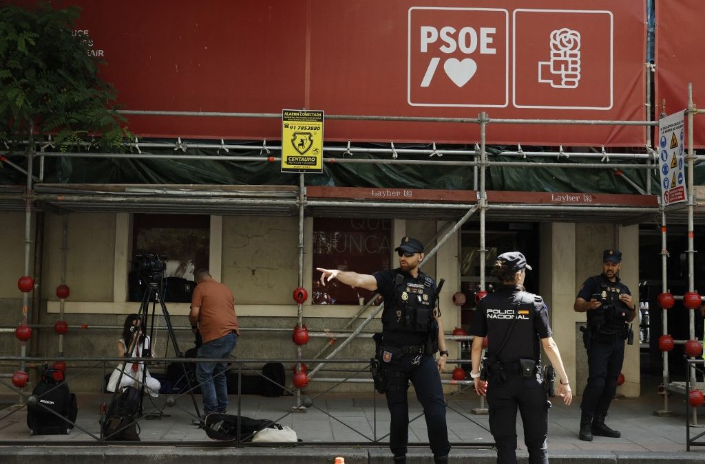Agentes de la Policía Nacional española montan guardia a las afueras de la sede del gobernante Partido Socialista Español (PSOE), después de que agentes de la UCO —la unidad de la Guardia Civil especializada en investigaciones complejas y sensibles— entraran en las instalaciones para requerir documentos, en Madrid, el 27 de mayo de 2026. Oscar DEL POZO / AFP