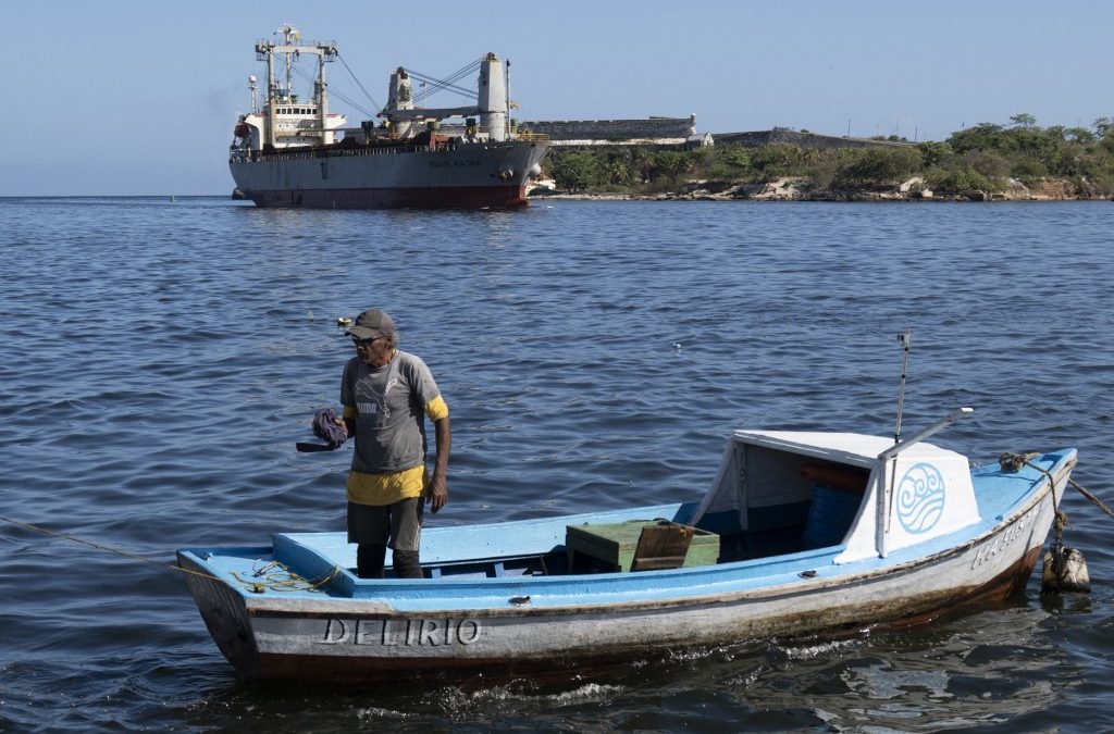 El buque carguero Asian Katra que lleva ayuda humanitaria enviada por México, entra a la bahía de La Habana, Cuba. AFP