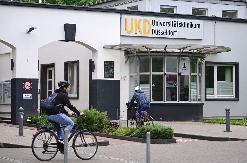 La entrada del Hospital Universitario, donde una mujer alemana de 65 años, sospechosa de contagio por hantavirus, llegó en un convoy de transporte especial para un chequeo en la planta de enfermedades infecciosas, se muestra en la imagen tomada en Düsseldorf, al oeste de Alemania, el 7 de mayo de 2026. Ina FASSBENDER / AFP