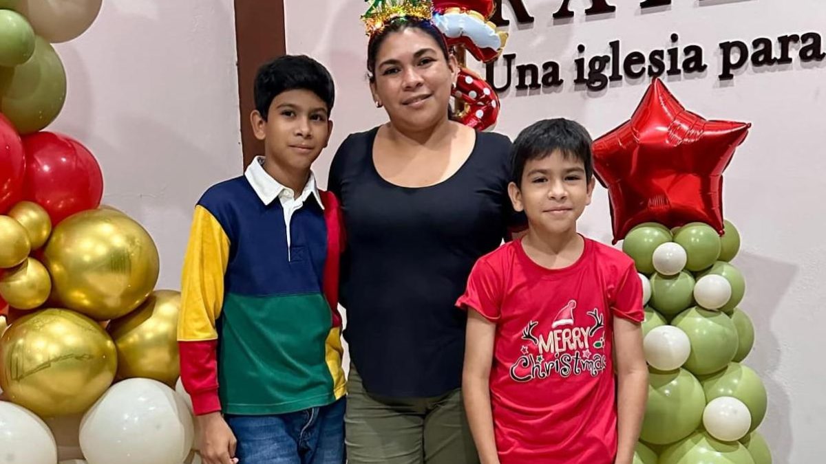 Ambos hermanitos fallecidos junto a su madre en la celebración de Navidad en la ighlesia Hossana Raizón. Foto: Cortesía.
