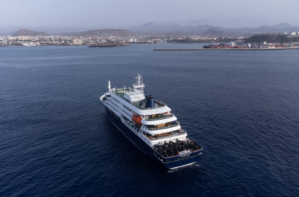 El crucero MV Hondius, fondeado frente a la costa de Praia, la capital de Cabo Verde. AFP
