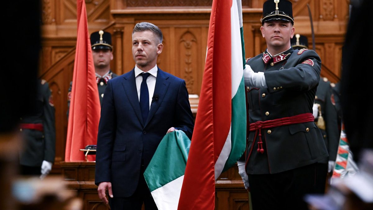 El líder del partido Tisza, ganador de las elecciones, Peter Magyar (i), presta juramento como Primer Ministro de Hungría durante la sesión inaugural de la nueva Asamblea Nacional en Budapest, Hungría, 09 de mayo de 2026. EFE/EPA/Tibor Illyes HUNGARY OUT