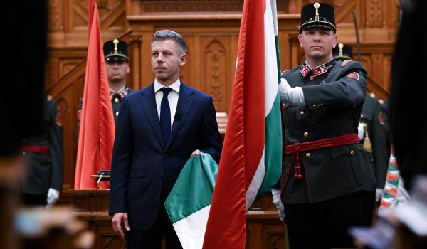 El líder del partido Tisza, ganador de las elecciones, Peter Magyar (i), presta juramento como Primer Ministro de Hungría durante la sesión inaugural de la nueva Asamblea Nacional en Budapest, Hungría, 09 de mayo de 2026. EFE/EPA/Tibor Illyes HUNGARY OUT