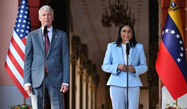 Delcy Rodríguez junto al secretario de Energía de EE.UU. Foto: BBC Mundo