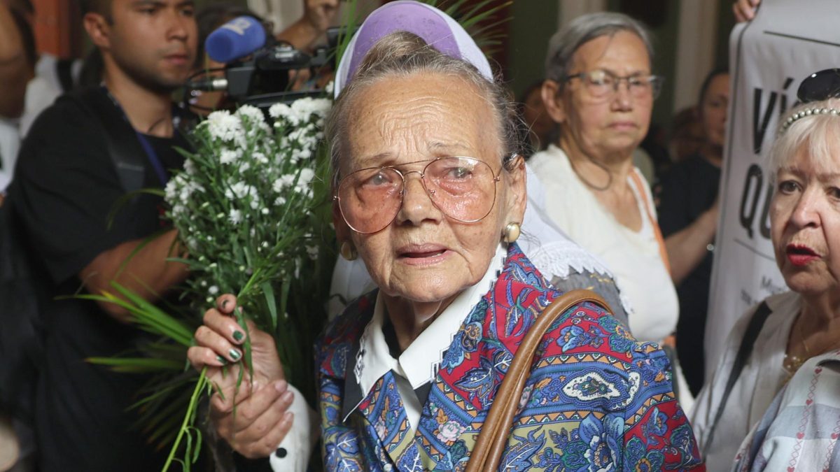 Carmen Navas durante la misa en memoria de su hijo, el pasado 15 de mayo en Caracas. Foto: BBC Mundo