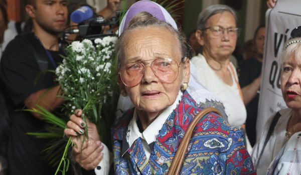 Carmen Navas durante la misa en memoria de su hijo, el pasado 15 de mayo en Caracas. Foto: BBC Mundo