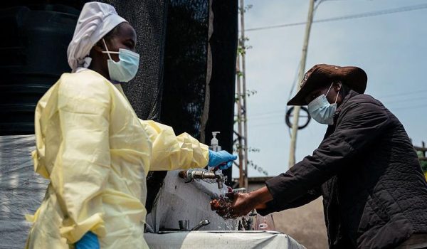 Antes de entrar al hospital Kyeshero, en Goma, a los pacientes y visitantes se les pide lavarse las manos y se les toma la temperatura. Foto: BBC Mundo