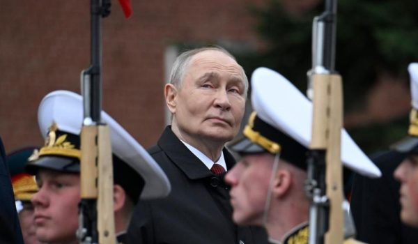 Putin justifica la guerra en Ucrania durante un reducido desfile del Día de la Victoria