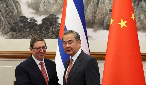 El ministro de Relaciones Exteriores de China, Wang Yi (derecha), y el ministro de Relaciones Exteriores de Cuba, Bruno Rodríguez Parrilla, se estrechan la mano en Pekín el 12 de mayo de 2025. Foto: BBC Mundo