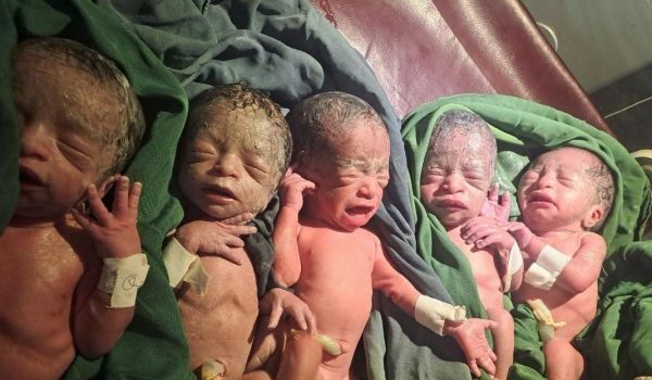 En el hospital, cinco bebés yacen sobre sábanas verdes, aún cubiertos con restos de su nacimiento. Naif, Ammar, Munzir, Nazira y Ansar, los "cinco bebés milagro".