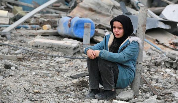 Una niña entre las ruinas de edificios en Gaza. Foto: BBC Mundo
