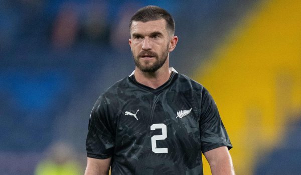 Tim Payne es defensa en la selección de Nueva Zelanda y en el equipo Wellington Phoenix de la liga local de su país. Foto: BBC Mundo