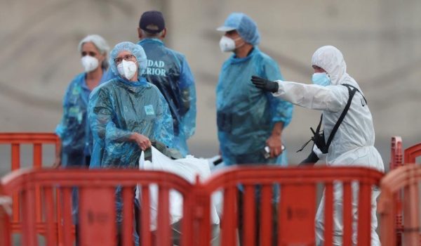 El pasajero estadounidense estuvo entre un grupo de 17 connacionales que desembarcaron del crucero MV Hondius en Tenerife. Foto: BBC Mundo