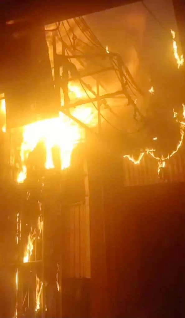 Voraz incendio en el Mercado Oriental consume tres tramos de ropa. Foto: Nueva Radio Ya.