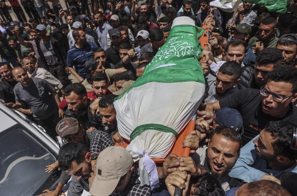 Personas en duelo se reúnen antes del entierro del líder de Hamás Mohammed Odeh y otros palestinos, un día después de su asesinato selectivo en el barrio de Rimal por parte del ejército israelí, durante su funeral en la Ciudad de Gaza el 27 de mayo de 2026. Israel afirmó el 27 de mayo haber matado al nuevo jefe del ala armada de Hamás en Gaza, Mohammed Odeh, tras haber matado a su predecesor a principios de este mes, a pesar del alto el fuego en curso. Desde el ataque de Hamás de octubre de 2023, Israel ha atacado sistemáticamente a los líderes del grupo, tanto en Gaza como en toda la región. (Foto de Omar AL-QATTAA / AFP)