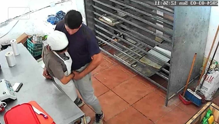 La imagen de Gustavo Ramírez Calvo "acosando" a una empleada de su panadería y que hizo que desde 2024 Junieysis Merlo ya no quisiera estar con él. LA PRENSA/ REDES SOCIALES