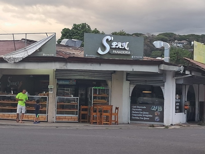 Esta es la panadería donde Junieysis Merlo conoció a Gustavo Ramírez Calvo, en Pozos de Santa Ana. Antes se llamaba La Chispa y era propiedad de Ramírez Calvo. Ahora tiene otro dueño. LA PRENSA/ CORTESÍA