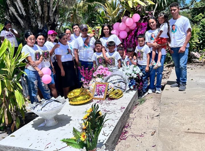Familiares y amistades visitaron la tumba de Junieysis Merlo este 29 de abril, día en que cumpliría 30 años de edad. LA PRENSA/ CORTESÍA