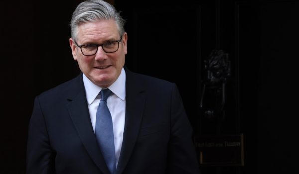 Crisis en Reino Unido: Keir Starmer se aferra al poder ante un Partido Laborista dividido