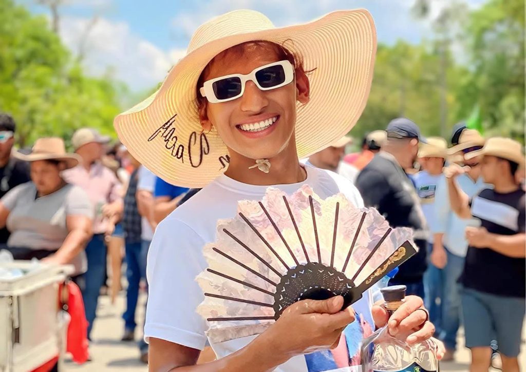 La Reina Mengueña, una mujer trans de 26 años, aparece en un recorrido popular en su municipio natal. Foto: La Reina Mengueña/Facebook.