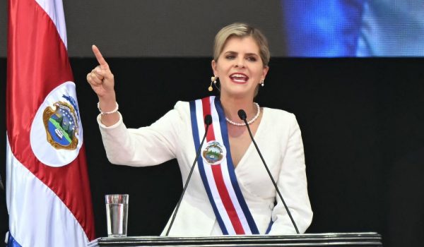 En su discurso inaugural, la presidenta de Costa Rica, Laura Fernández, prometió mano dura contra la inseguridad, la construcción de una megacárcel e impulsar otras importantes reformas administrativas. MARTIN BERNETTI / AFP
