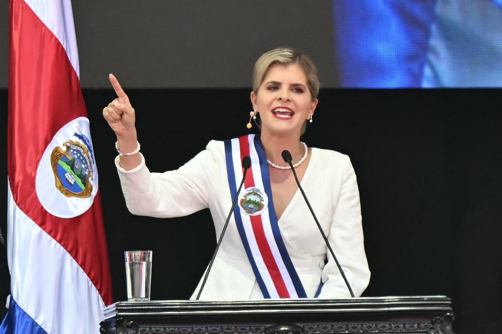 En su discurso inaugural, la presidenta de Costa Rica, Laura Fernández, prometió mano dura contra la inseguridad, la construcción de una megacárcel e impulsar otras importantes reformas administrativas. MARTIN BERNETTI / AFP